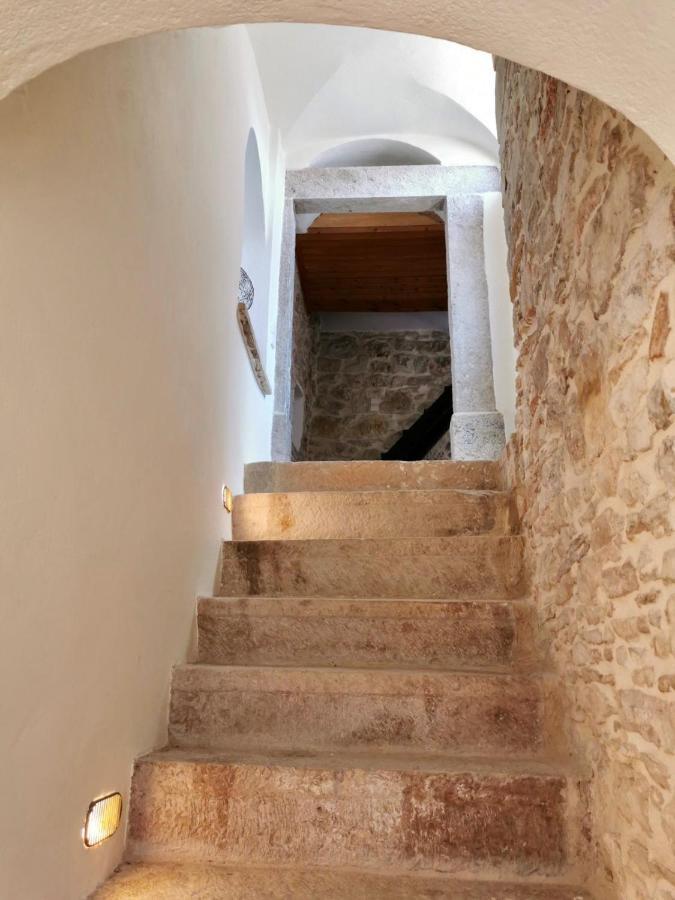 Yi Artistry 1-Bedroom Medieval Holiday House Kalamoti Экстерьер фото