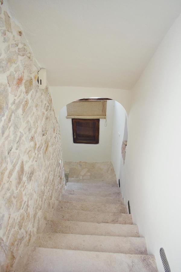 Yi Artistry 1-Bedroom Medieval Holiday House Kalamoti Экстерьер фото