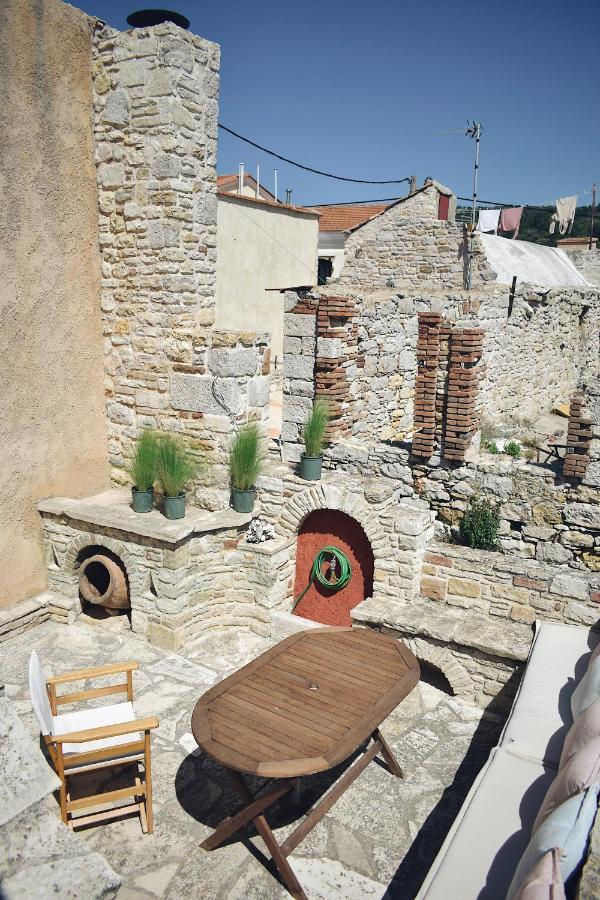 Yi Artistry 1-Bedroom Medieval Holiday House Kalamoti Экстерьер фото