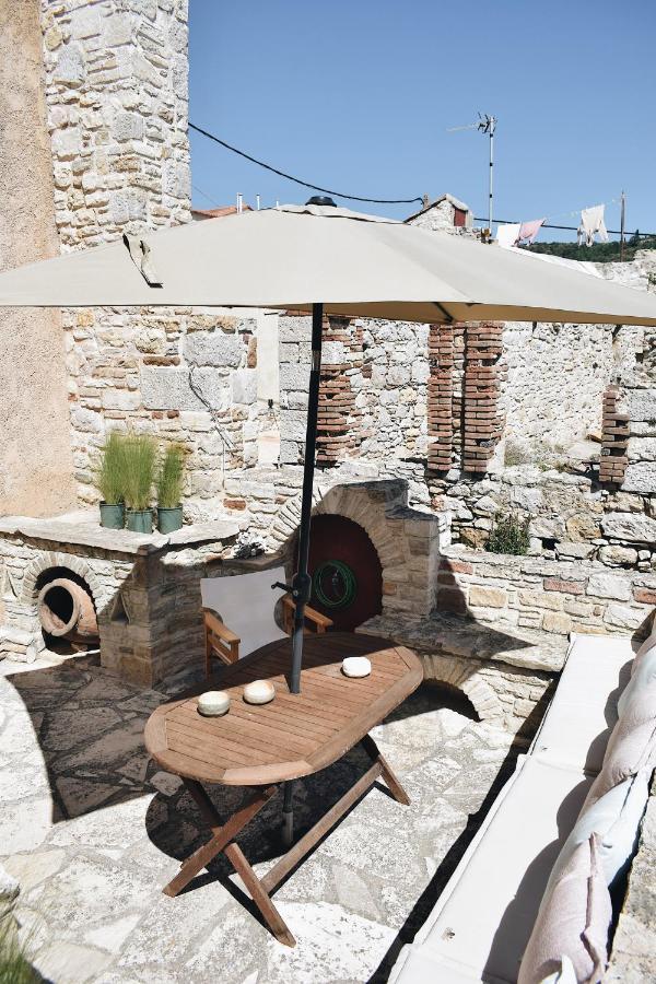 Yi Artistry 1-Bedroom Medieval Holiday House Kalamoti Экстерьер фото